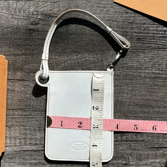 Auth. Tod’s White Leather Phone/Cards Case - Picture 13 of 16